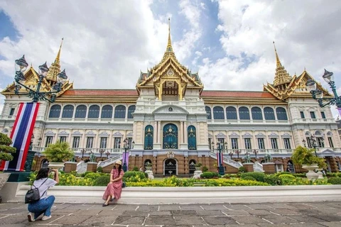 Tourists visit the Grand Palacein Bangkok (Photo: xinhua/VNA)