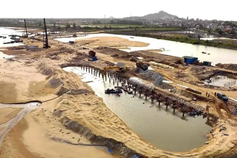 An underway project at Cua Nhuong fishing port, Cam Nhuong commune, Cam Xuyen district, Ha Tinh province (Photo: VNA).