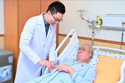 Ho Chi Minh City University of Medicine and Pharmacy Hospital doctor treats the foreign patient (Photo: VNA)