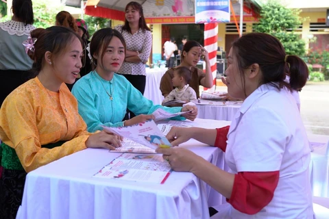 Doctors provide information and healthcare advice to women (Photo: VNA)