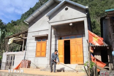 Nong Hoang Quynh's family in Cao Bang province receives support to build a new house from the programme to remove temporary and dilapidated houses. (Photo: VNA)