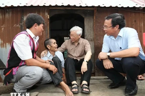 Party General Secretary Nguyen Phu Trong (second from right) visits wounded soldier Dinh Phi in Tung Ke 2 village, Ayun commune, Chu Se district, Gia Lai province, on April 12, 2017. (Photo: VNA)