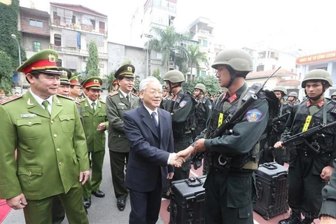 Party General Secretary Nguyen Phu Trong visits, inspects combat readiness of the Mobile Police Command (Ministry of Public Security), on January 2, 2016. (Photo: VNA)