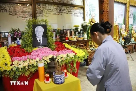 Overseas Vietnamese offers incense to mourn General Secretary Nguyen Phu Trong (Photo: VNA)