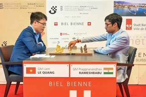 Grandmaster Le Quang Liem (L) trounces Indian player Rameshbabu Praggnanandhaa after 65 moves (Photo: Biel Chess Festival)