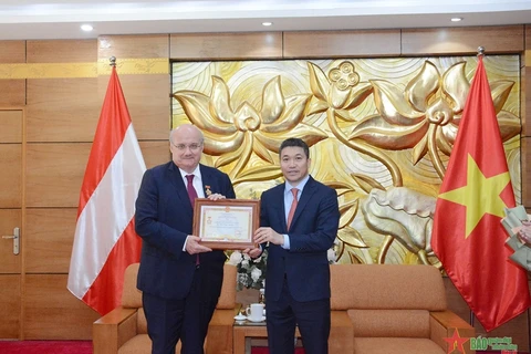 VUFO President Phan Anh Son (R) presents “For peace and friendship among nations” insignia to Austrian Ambassador to Vietnam Hans-Peter Glanzer (Photo: VNA)