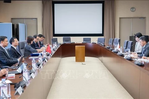 At the working session between Minister of Information and Communications Nguyen Manh Hung and Japanese State Minister of Economy, Trade and Industry Kozuki Ryosuke. (Photo: VNA)