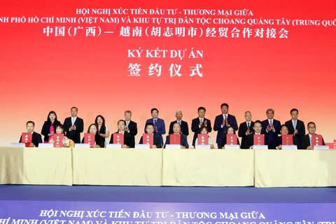 Vietnamese and Guangxi enterprises and units sign 14 cooperation agreements. (Photo: VNA)