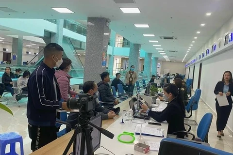 People conduct procedures at the provincial public administrative service centre. (Photo: Quang Ninh Newspaper)