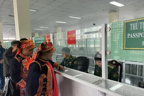 Border guards at Ma Lu Thang Border Guard Station processing exit procedures for people (Photo: baolaichau.vn).