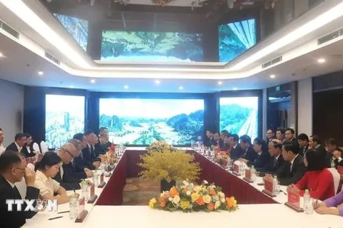 An overview of the meeting between Secretary of the Party Committee of the northern border province of Cao Bang Tran Hong Minh and a working delegation from Baise city of China’s Guangxi Zhuang Autonomous Region (Photo: VNA)