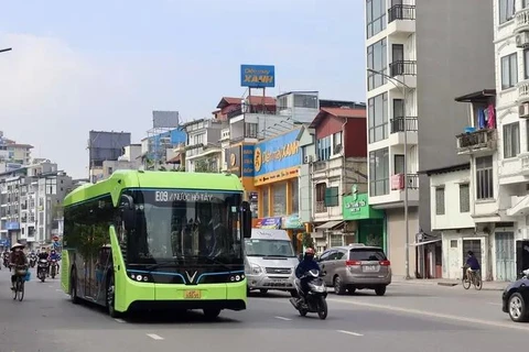 Hanoi launches additional electric bus routes to reduce greenhouse gas emissions into the environment. (Photo: VNA)