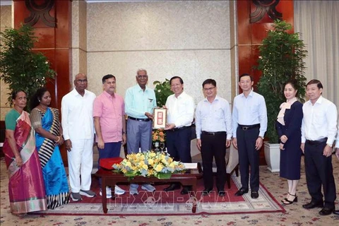 Vice Secretary of the Party Committee and Chairman of the People’s Committee of Ho Chi Minh City Phan Van Mai (fifth from right) and General Secretary of the Communist Party of India Doraisamy Raja exchange gifts (Photo: VNA)