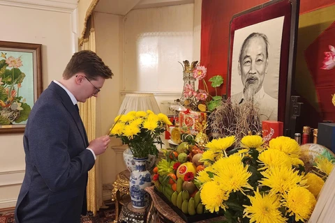 British researcher Kyril Whittaker offers incense in tribute to President Ho Chi Minh at the Vietnamese Embassy in London (Photo: VNA)