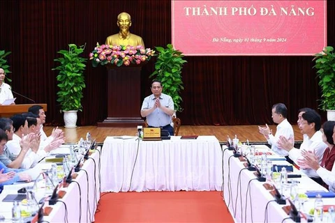 Prime Minister Pham Minh Chinh talks to Da Nang leaders (Photo: VNA)