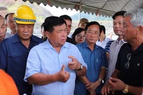 Minister of Planning and Investment Nguyen Chi Dung (second from left) visits the proposed site for the Kaleum Coal Fired Power Plant (Photo: Ministry of Planning and Investment)