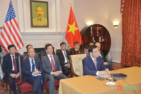 General Phan Van Giang having a phone call with retired Senator Patrick Leahy (Photo: qdnd.vn)