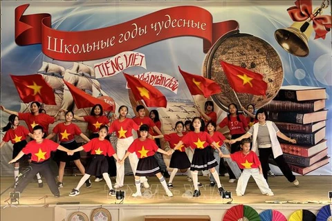 A dance performance by Vietnamese children in Ulyanovsk (Photo: VNA)