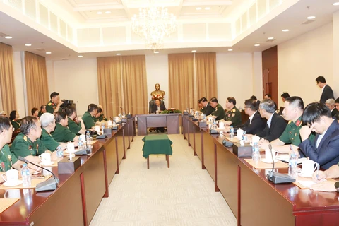 General Secretary of the Lao People’s Revolutionary Party Central Committee and President of Laos Thongloun Sisoulith receives former Vietnamese volunteer soldiers and military experts (Photo: VNA)