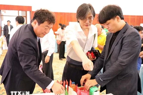 A RoK business introduces it products at the exhibition (Photo: VNA)