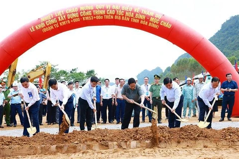 Prime Minister Pham Minh Chinh (third from right) attends the groundbreaking ceremony for the Hoa Binh – Moc Chau expressway project (Photo: VNA)