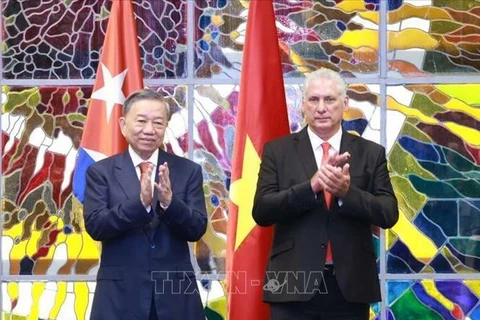 First Secretary of the Communist Party of Cuba Central Committee and President of Cuba Miguel Diaz-Canel Bermudez (R) and General Secretary of the Communist Party of Vietnam Central Committee and State President To Lam witness the signing of numerous cooperation agreements (Photo: VNA)