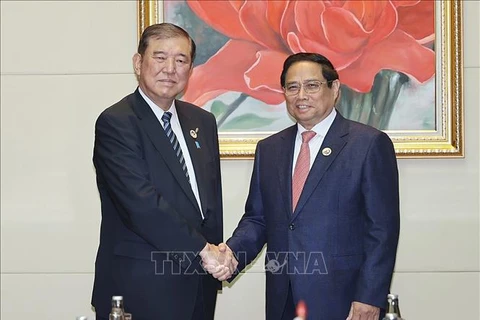 Prime Minister Pham Minh Chinh (R) meets his Japanese counterpart Shigeru Ishiba (Photo: VNA)