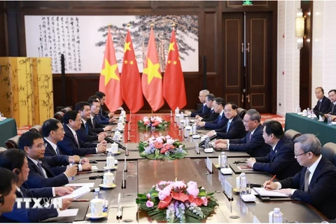 Prime Minister Pham Minh Chinh holds talks with Chinese Premier Li Qiang in Dalian city, Liaoning province, China, on June 24, 2024. (Photo: VNA)