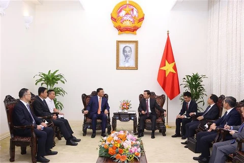 Deputy Prime Minister Tran Hong Ha (R) receives CRCC Chairman Dai He Gen (Photo: VNA)