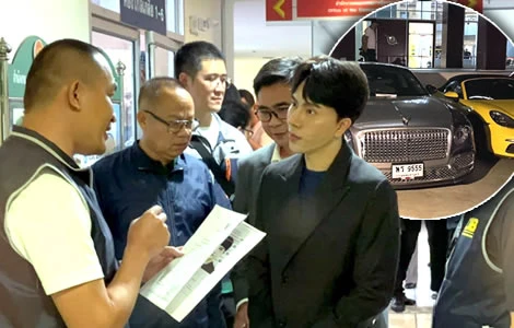 A police officer reads arrest warrant to Warathaphon “Boss Paul” Waratyaworrakul, CEO of Icon Group, at the Office of the Consumer Protection Board. (Source: Central Investigation Bureau)