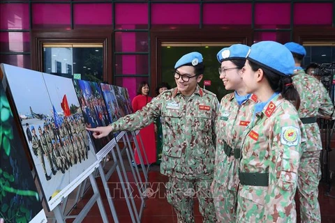 Female soldiers visit the photo exhibition (Photo: VNA)