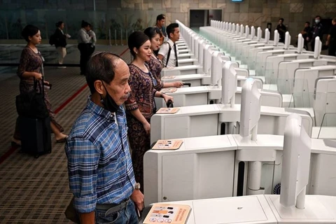 It now takes an average of just 10 seconds to clear immigration at Changi Airport, with passengers having to use only their biometrics (Photo: straitstimes.com)