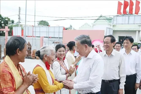 Party General Secretary To Lam welcomed by residents in Phuoc Dan town (Photo: VNA)