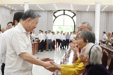 Party General Secretary To Lam greets Heroic Vietnamese Mothers in Dong Thap province on December 11. (Photo: VNA)