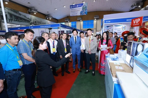 Deputy Minister of Health Tran Van Thuan (front row, 4th from right) visit the Vietnam Medi-Pharm 2024 in Hanoi on May 9. (Photo: VNA)