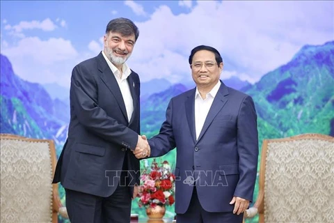 Prime Minister Pham Minh Chinh (R) and Brigadier General Ahmad Reza Radan, the commander of Iran’s Law Enforcement Command, at their meeting in Hanoi on May 14. (Photo: VNA)