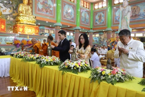 From right: Deputy Foreign Minister Le Thi Thu Hang (2nd), Vietnamese Ambassador to Thailand Pham Viet Hung (3rd), along with Buddhists monks and followers take part in the Buddha statue bathing ceremony at the celebration. (Photo: VNA) 