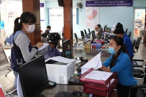 People guided on administrative procedures by staff under the People's Committee of Hiep Binh Chanh district in HCM City's Thu Duc city (Photo: VNA)