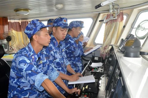 Commander of the Vietnam Coast Guard patrol force holds a phone call with the China Coast Guard patrol force. (Photo: VNA)