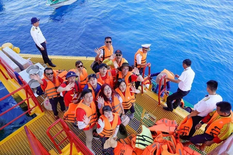 47 overseas Vietnamese people from 22 countries worldwide visiting Truong Sa and the DK1 Platform in 2023. (Photo: VNA) 