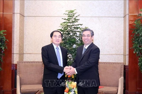 Vice Secretary of the Party Committee of Ho Chi Minh City Nguyen Phuoc Loc and Secretary of the Party Committee and Governor of Laos’ Houaphanh province Khamsay Saysompheng at their meeting on May 23. (Photo: VNA)