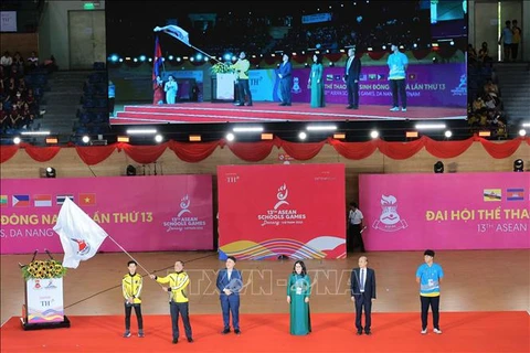 A representative of Brunei receives the flag for the hosting of the 14th ASEAN School Games at the closing ceremony of the 13th edition held in Da Nang city on June 7. (Photo: VNA)