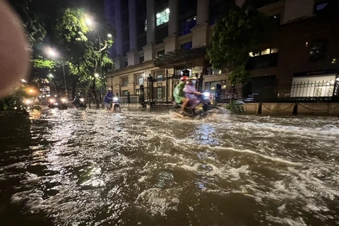Prolonged heavy rain causes flooding on Tong Dan street in Hoan Kiem district of Hanoi. (Photo: VNA) 