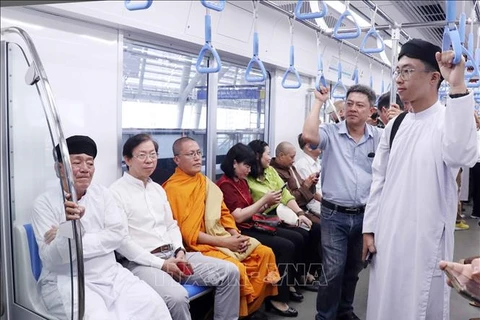 Delegates experience the HCM City's metro line No.1 service during the trial ride on June 8. (Photo: VNA)