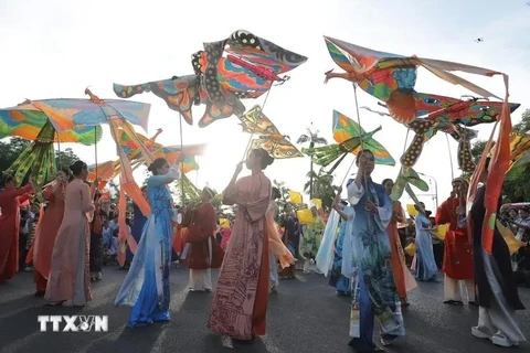 A troupe from Hue city performs on the street as part of the Hue International Arts Festival Week. (Photo: VNA)