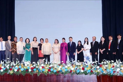 Vice Chairwoman of the HCM City People’s Committee Tran Thi Dieu Thuy (8th from R) Philippine Ambassador Meynardo Montealegre (8th from L), Honorary Consul General Le Thi Phung (centre), and other delegates at the event. (Photo: VNA) 