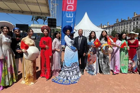 A show of Vietnamese traditional dress 'ao dai' at the event (Photo: VNA)