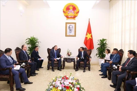 Deputy Prime Minister Tran Hong Ha (R) and visiting General Director of Russia’s Zarubezhneft JSC Sergey Ivanovich Kudryashov at their meeting in Hanoi on June 19. (Photo: VNA)