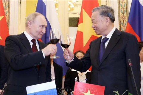 President To Lam (R) hosts a banquet in Hanoi on June 20 evening in honour of Russian President Vladimir Putin. (Photo: VNA)