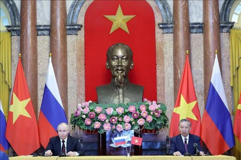 President To Lam (R) and visiting Russian President Vladimir Putin at a meeting with the press in Hanoi on June 20 following their talks on the same day. (Photo: VNA)